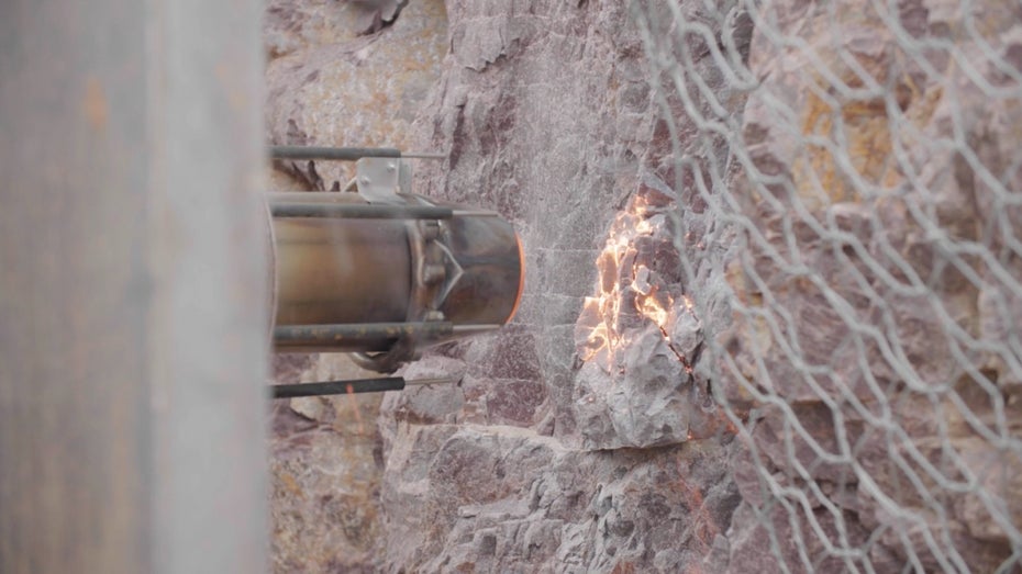 Swifty „brennt“ sich durch hartes Gestein. (Screenshot: Vevo/Petra) Heißes Gas schneidet Stein: Startup mit Tesla-Mitgründer will Tunnelbau revolutionieren