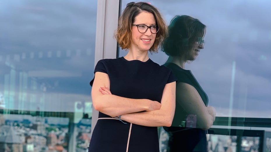 Der Einsatz von KI bietet große Chancen im Kampf gegen den Klimawandel. Warum dazu auch die Nachhaltigkeit von KI selbst gehört, erklärt Tech-Ethikerin Aimee van Wynsberghe. (Abbildung: Maria Rivera Espinosa) Wie nachhaltig kann KI sein, Aimee van Wynsberghe?