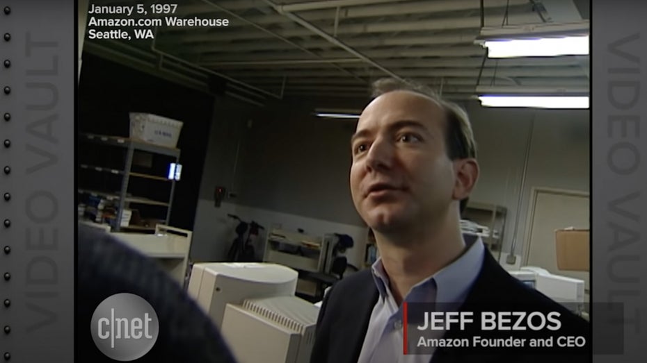 Amazon-CEO Jeff Bezos im Jahr 1997. (Screenshot: Youtube/C-Net) Heute vor 25 Jahren: Jeff Bezos zeigt Sohn von Ex-Präsident Reagan die Amazon-Website