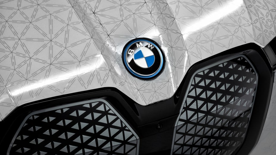 Beim BMW iX Flow könnt ihr die Karosserie-Farbe auf Knopfdruck ändern Beim BMW iX Flow könnt ihr die Karosserie-Farbe auf Knopfdruck ändern