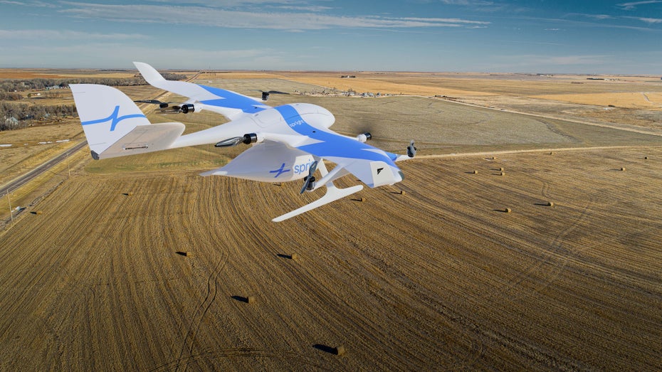 Eine Drohne des hessischen Startups Wingcopter kreist über einem Feld. (Foto: Wingcopter) Großauftrag für Wingcopter – US-Flugdienst bestellt Lieferdrohnen