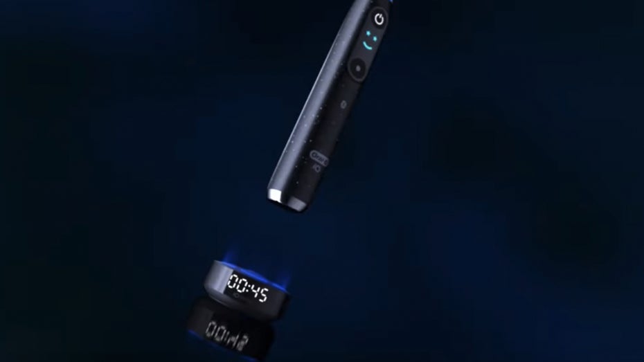 Die Oral B iO10 hat nun auch in der Ladestation Anzeigen für Anpressdruck und Putzdauer. (Bild: Oral-B) Diese Hightech-Zahnbürste gibt dir einen Coach zum Zähneputzen mit