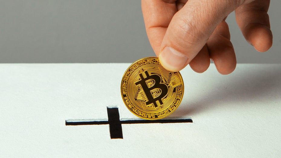 Bitcoin und Kirche kommen sich selten so nah wie hier. (Bild: ADragan / Shutterstock) Gesegnet sei der Bitcoin: Russische Kirche bestreitet Krypto-Segnung
