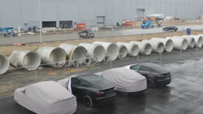 Mangelnde Qualität: Erste Test-Model-Y vor Tesla-Fabrik in Grünheide. (Screenshot: Youtube/flybrandenburg) Tesla darf in Grünheide 2.000 Model Y bauen – aber nicht verkaufen