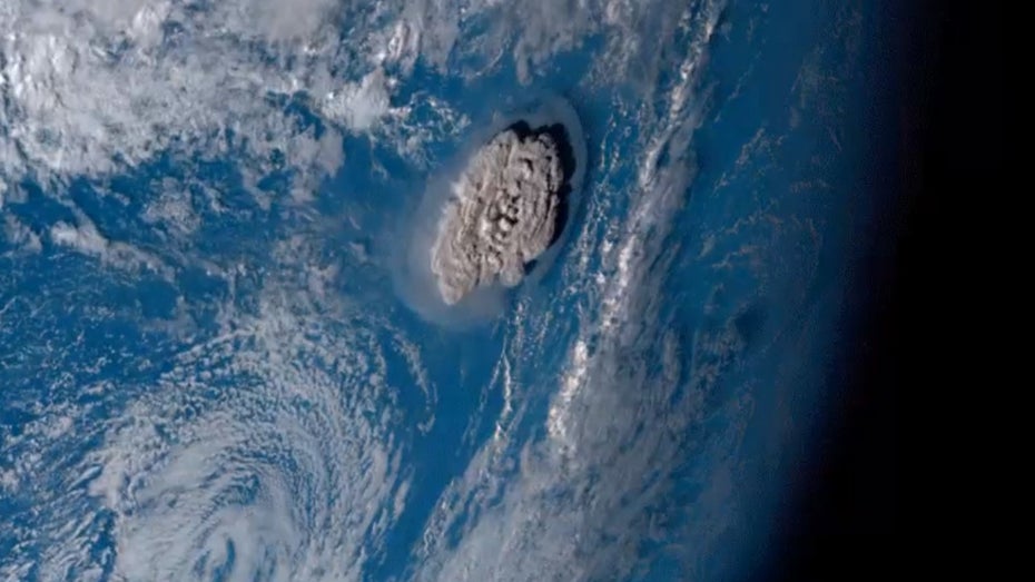 Tsunami-Warnungen: Satellitenbilder zeigen Vulkanausbruch