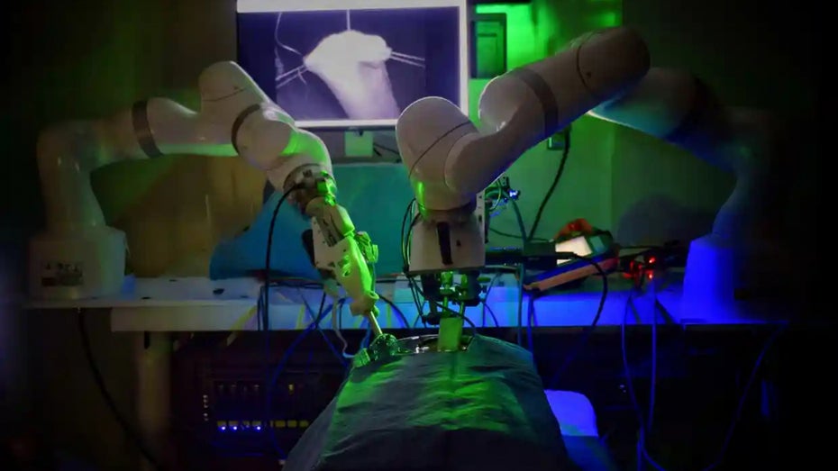 Der Roboter-Chirurg Star operiert speziell Weichteilgewebe. Das ist besonders schwierig. (Foto: Johns Hopkins Universität) Roboter operiert zum ersten Mal ohne menschliche Hilfe minimalinvasiv