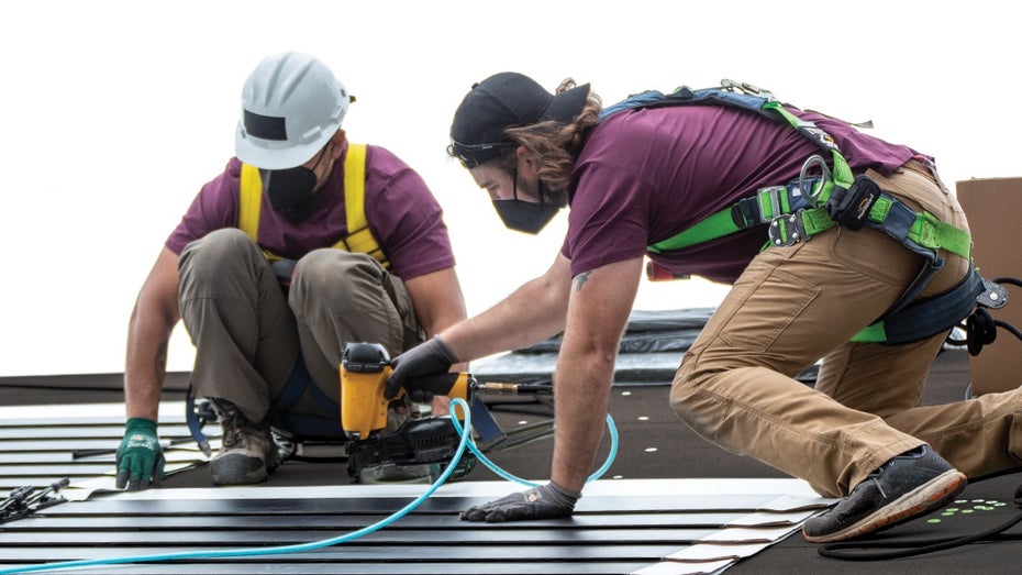 Timberline-Solardachschindeln können per Nagelpistole aufs Dach gebracht werden. (Bild: Gaf Energy) Nagelbare Schindeln: Solardach von US-Hersteller kostet nur halb so viel wie Teslas Solar-Roof
