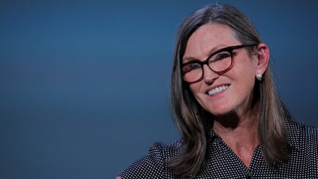 Star-Investorin Cathie Wood setzt weiter auf Tesla - und zwei Kryptoaktien