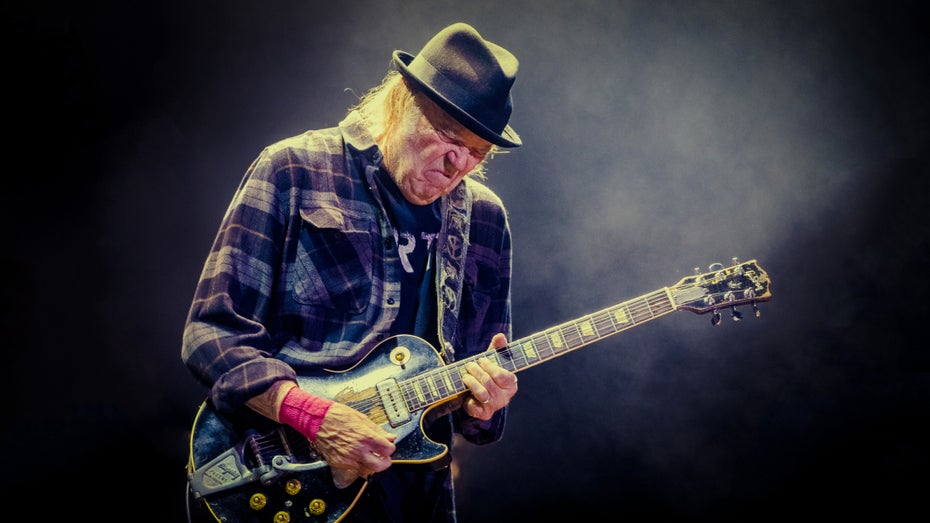 Spotify lässt Neil Young gehen – bekannter Fake-News-Podcaster bleibt Spotify lässt Neil Young gehen – bekannter Fake-News-Podcaster bleibt