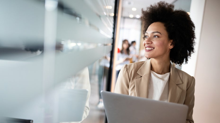 Einen Arbeitgeberwechsel innerhalb der nächsten fünf Jahre? Das sehen etwas mehr Frauen als Männer auf sich zukommen. (Foto: NDAB Creativity / Shutterstock) Arbeitgeberwechselbereitschaft so hoch wie noch nie: Die Ergebnisse der EY-Studie