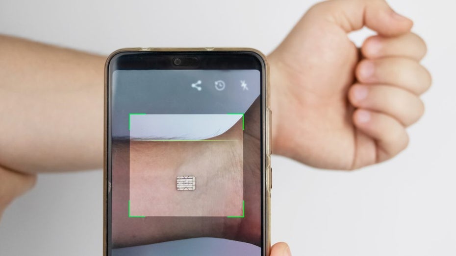 Werden wir bald alle Mikrochips statt Personalausweisen haben? Gründer Amal Graafstra sagt ja. (Foto: Shutterstock / Alona Siniehina) Dieser Gründer hat Computerchips im Körper – und will dir auch welche verkaufen
