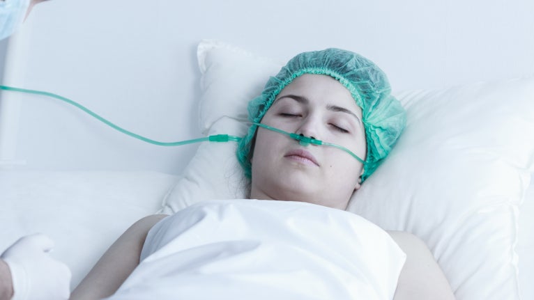 Bei vollem Bewusstsein in einem vollkommen gelähmten Körper gefangen – so geht es anscheinend einem hohen Anteil an Wachkoma-Patient:innen. (Foto: Photographee.eu/ Shutterstock.com) Neuroscans könnten Tausenden Wachkoma-Patienten eine Stimme geben