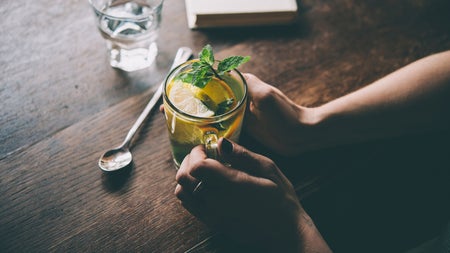 Bei Hitze schlauer trinken: 5 Mythen und worauf es wirklich ankommt