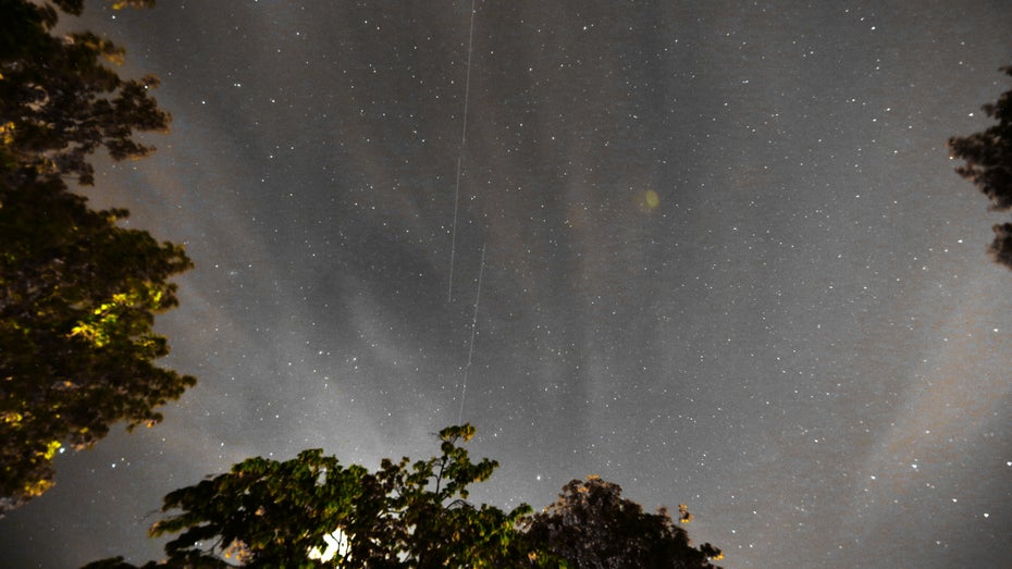 Teilweise können Satelliten auch vom Boden aus entdeckt werden: so wie auf diesem Foto mit Langzeitbelichtung, aufgenommen im April 2020 in Worms. (Foto: picture alliance / Promediafoto | Michael Deines/PROMEDIAFOTO) Nasa in Sorge über SpaceX: Satelliten könnten sich auf Forschung auswirken