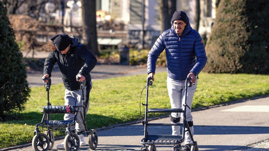 Diese gelähmten Menschen können wieder eigenständige Schritte machen. (Foto: Neurorestore) App-basiertes Implantat ermöglicht Querschnittsgelähmten, wieder zu gehen