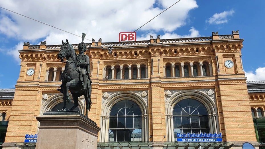 Auf Tiktok verabreden sich Jugendliche zu Massenschlägereien – zuletzt in Hannover (Bild: Shutterstock/RiadSeif) Tiktok Massenschlägerei