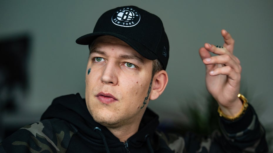 Marcel Eris, besser bekannt als Montanablack, hat schon das zweite Mal Werbung für einen NFT-Scam gemacht. (Foto: Philipp Schulze/ picture alliance/dpa) Montanablack: Werbeaktion für NFT-Scam war ein Griff ins Klo