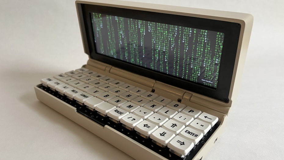 Der Penkesu ist das Projekt eines Bastlers aus Taiwan. (Foto: penkesu.computer) Perfekt zum Coden: Selbstgebauter Mini-Computer mit Gameboy-Teilen