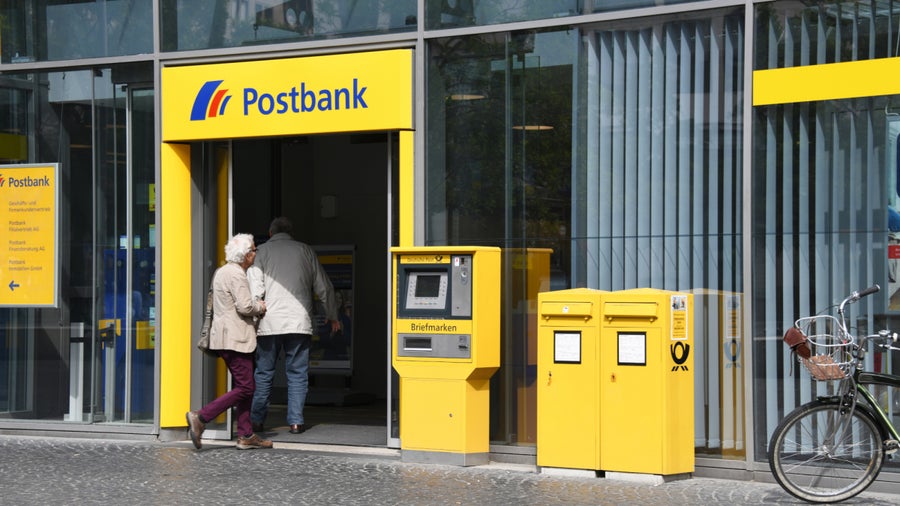 Postbank will ältere Menschen ans Online-Banking heranführen – und baut dafür 120 Filialen um