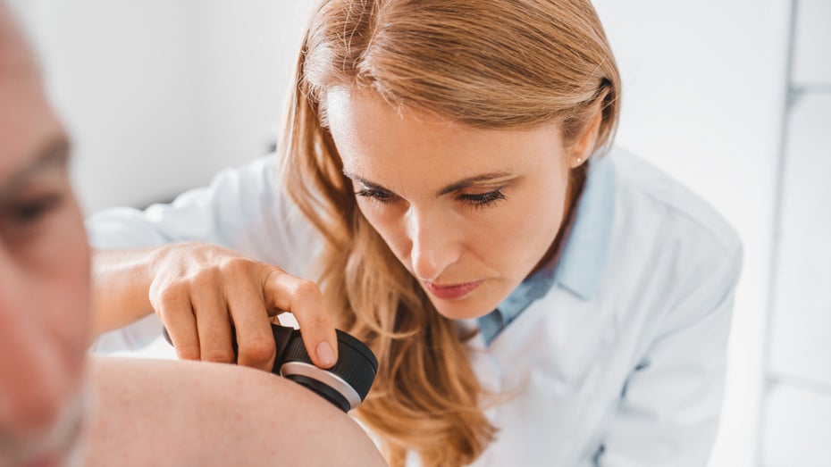 Kann eine KI Hautkrankheiten genauso gut wie ein Dermatologe oder eine Dermatologin erkennen? Onlinedoctor sagt ja. (Bild: Shutterstock / Inside Creative House) Onlinedoctor übernimmt Startup: Mit KI gegen Hauterkrankungen