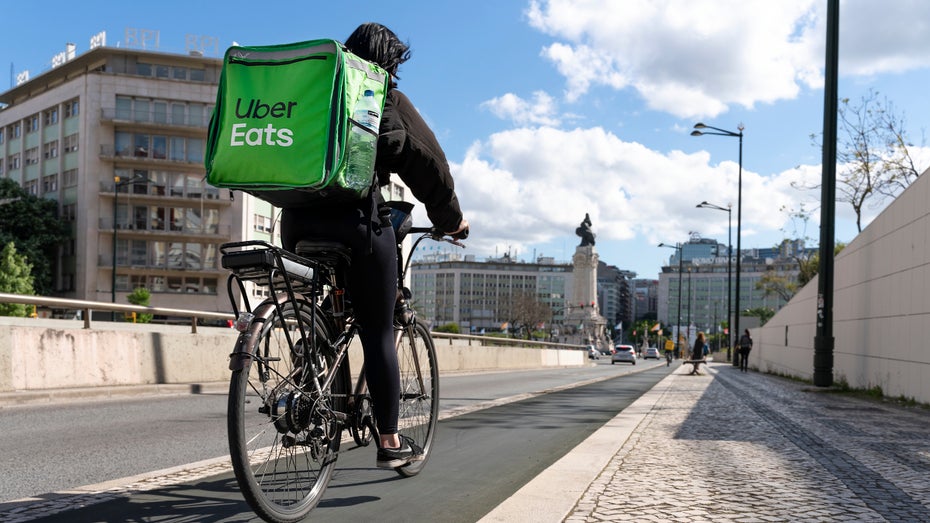 Über Uber Eats können in Portugal künftig auch Ärzt:innen gerufen werden. (Foto: Armando Oliveria / Shutterstock) Ärzt:innen mit Uber rufen: In Portugal ist das jetzt möglich