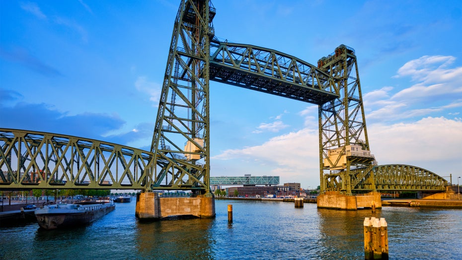 Die Koningshaven-Brücke in Rotterdam soll abgebaut werden, damit die Jacht von Jeff Bezos passieren kann. (Foto: Dmitry Rukhlenko / Shutterstock) Bezos Jacht braucht Platz: Rotterdam baut historische Brücke ab