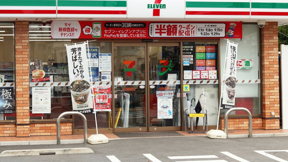 Ein 7-Eleven-Store in Japan – im deutschsprachigen Raum ist die Supermarkt-Kette nicht vertreten. (Foto: Ned Snowman / Shutterstock) Berührungslose Bezahlung in der Luft: Supermarkt-Kette testet Hologramm-Kassen