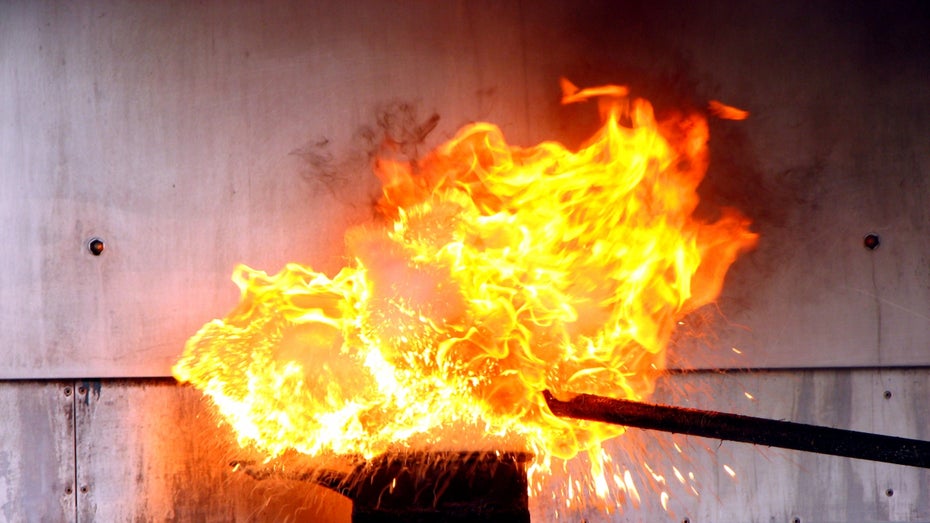 Auch andere Experimente wie einen Ölbrand (hier abgebildet) sollte man besser lieber nicht in der eigenen Küche durchführen. (Foto: Kathie Nichols/ Shutterstock) Raketentreibstoff-Experiment: Student produziert Wohnheimbrand