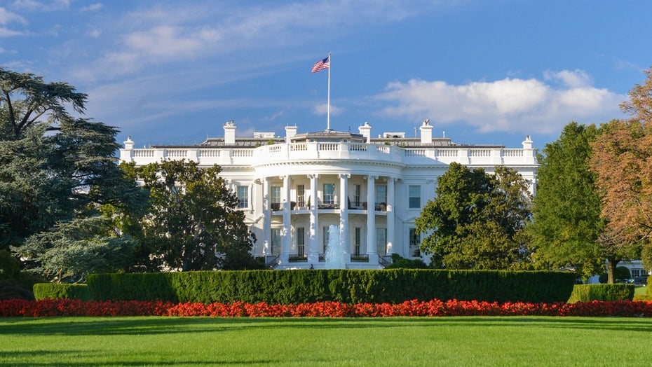 Weißes Haus: Kein Zutritt für Elon Musk? (Foto: Shutterstock/Orhan Cam) Ignoriert Joe Biden Tesla? Elon Musk wohl wieder nicht ins Weiße Haus eingeladen