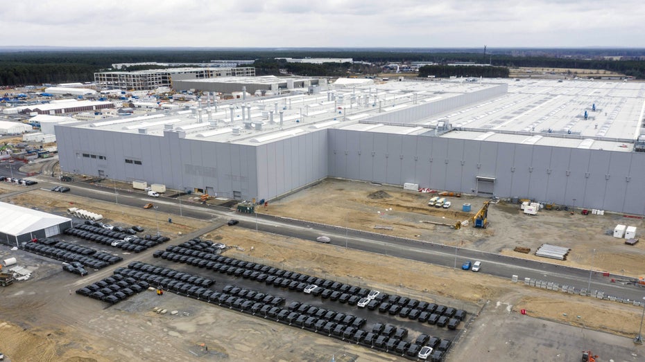 Brand bei der Gigafactory von Tesla: Papphaufen fängt Feuer Brand bei der Gigafactory von Tesla: Papphaufen fängt Feuer