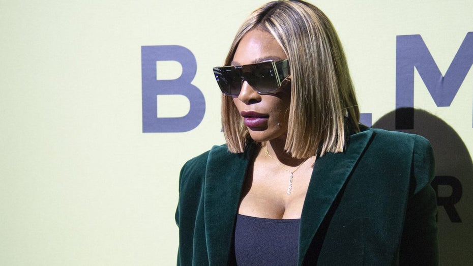 Serena Williams am 2. März bei der Balmain Womenswear Fall/Winter 2022/2023 Show in Paris. (picture alliance / abaca | Marechal Aurore/ABACA) New York Times vs. Serena Williams: Rassismusvorwürfe nach Funding-News