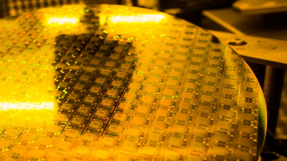 Wafer wie dieser werden beispielsweise in der Halbleiterfabrik von Bosch in Reutlingen produziert. (Foto: picture alliance / Christoph Schmidt/dpa | Christoph Schmidt) Tech-Standort Deutschland: Diese Unternehmen solltest du kennen