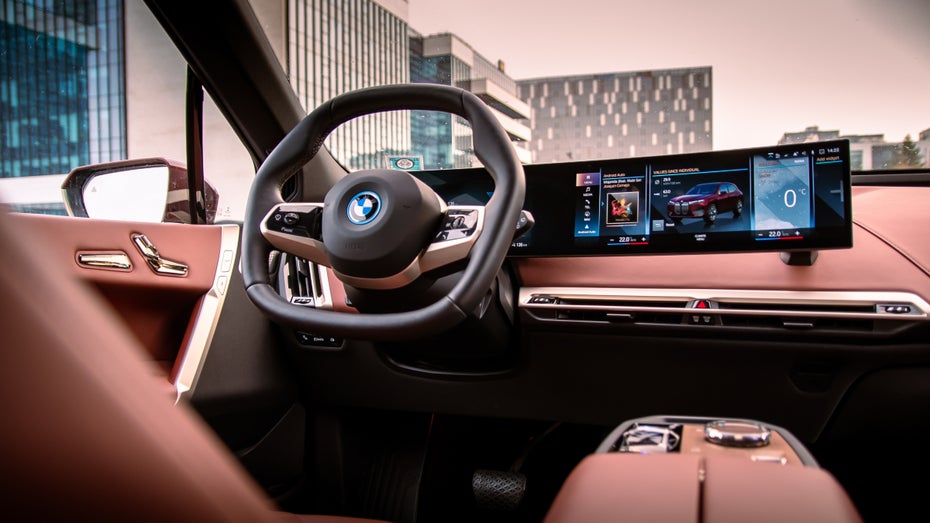 Der BMW iX wird zum 5G-Hotspot. (Foto: Gabriel Nica / Shutterstock) T-Mobile und BMW machen Autos in den USA zu 5G-Hotspots