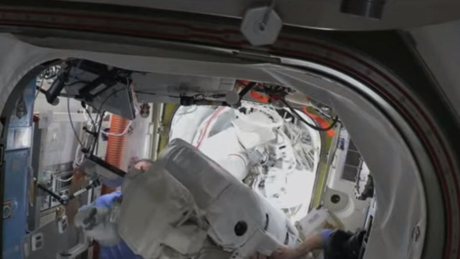 Matthias Maurer jubelt nach seiner Rückkehr auf die ISS. Sein Ausflug war nicht ohne kleinere Komplikationen abgelaufen. (Screenshot: Nasa/t3n.de) ISS: Probleme bei Außeneinsatz von Matthias Maurer
