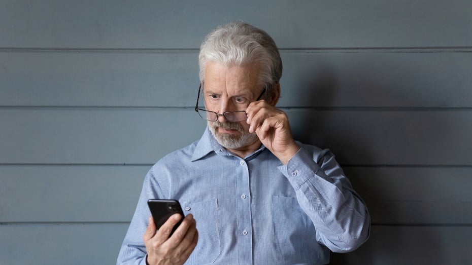 Fragen über Fragen: Worauf musst du achten, wenn du dienstliche Geräte privat nutzen willst? Wir bringen Licht ins Dunkel. (Bild: fizkes/ Shutterstock) Private Nutzung von Dienstlaptop und Firmenhandy: Worauf du achten musst