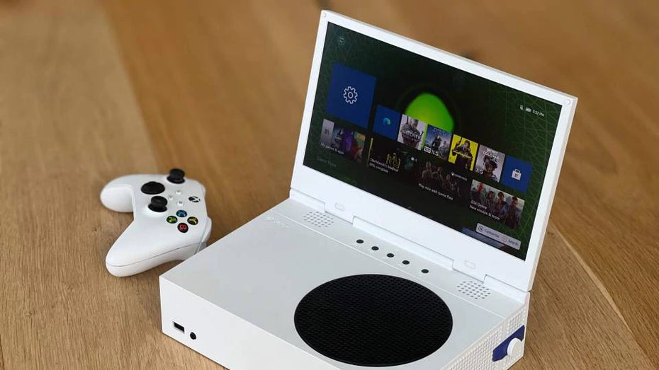 Die Xscreen-Erweiterung gibt der Xbox S einen Touch von Laptop. (Bild: Upspec Gaming) Das Aufklapp-Display Xscreen verwandelt deine Xbox S in eine tragbare Konsole