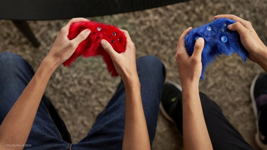 Es gibt je einen Flauschi-Controller in rot und einen in blau. (Foto: Microsoft) Ihr entscheidet: Ist dieser Sonic-Controller kultig oder ekelhaft?