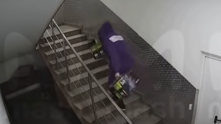 Einer der Ganoven stiehlt sich davon. (Screenshot: Youtube) Russland: Angestellte klauen Nvidia-Grafikkarten im Wert von über 35.000 Dollar