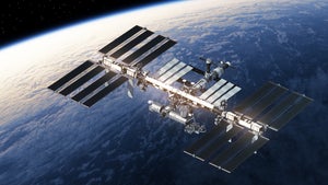 Russische Satellitentrümmer zwingen ISS zu Ausweichmanöver – Space-Touristen hängen fest