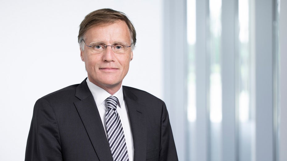Infineon-Mitarbeiter:innen im Reinraum. (Foto: Infineon) Chefwechsel bei Infineon: Ploss geht – Hanebeck rückt auf
