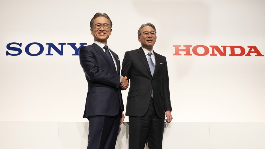 Arbeiten künftig Hand in Hand: Kenichiro Yoshida (Sony) und Toshihiro Mibe (Honda). (Foto: dpa) Honda und Sony wollen zusammen Elektroautos bauen