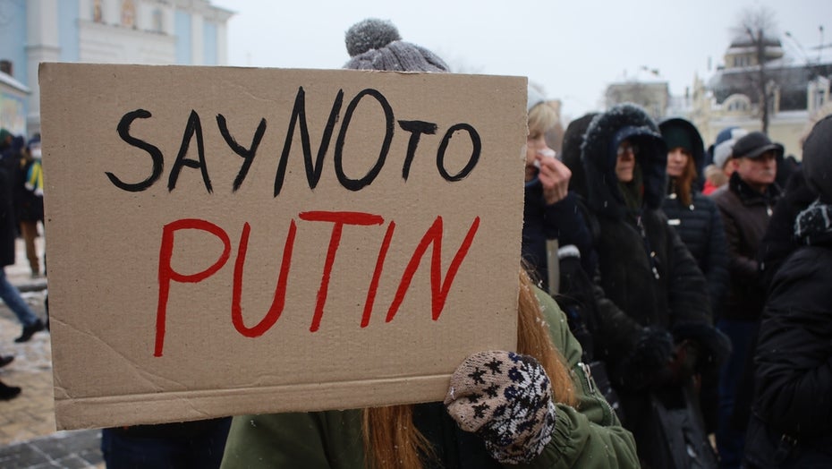 Beim Protest gegen Putin auf Gewaltandrohungen verzichten. (Foto: Oleksandr Polonskyi/Shutterstock) Mordaufrufe gegen Putin bei Facebook – Meta rudert zurück