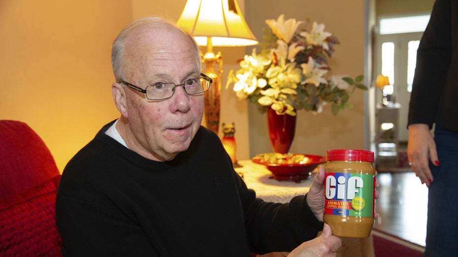 Stephen Wilhite und ein Glas Erdnussbutter. (Foto: dpa) Hat das Web verändert: GIF-Erfinder Stephen Wilhite ist tot