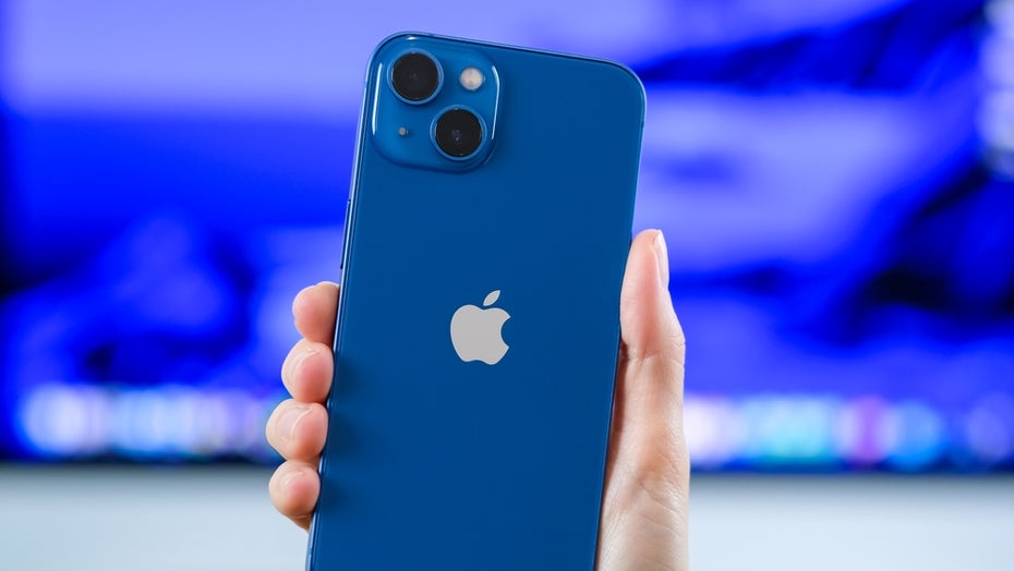 Apple rollt nun in mehreren Ländern einen Nacktfotoscanner für iPhones aus. (Foto: Shutterstock/NYC Russ) Apple rollt nun in mehreren Ländern einen Nacktscanner für iPhones aus. (Screenshot: MKBHD)