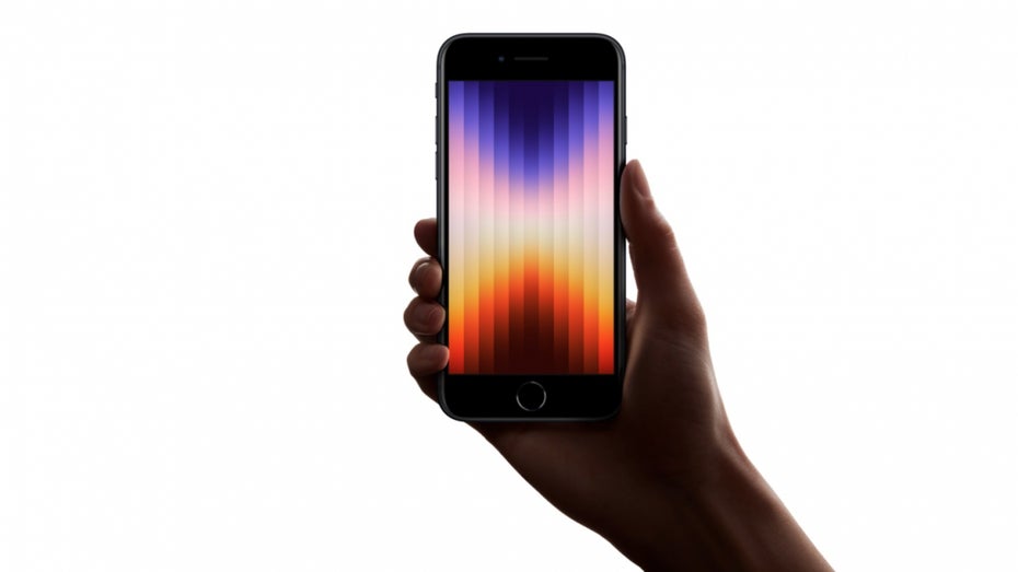 iPhone SE liegt offenbar bleischwer in den Regalen. (Bild: Apple) Will niemand mehr ein iPhone? Apple muss angeblich Produktion drosseln