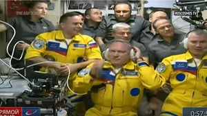 ISS: Russische Kosmonauten tragen Anzüge in den Farben der Ukraine