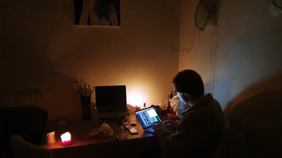 Szenen aus den Zeiten des Krieges: Der junge Ukrainer M. bei der Arbeit. (Foto: Privat) Ukraine: Zwischen Cyberwar und der ständigen Angst um die Familie