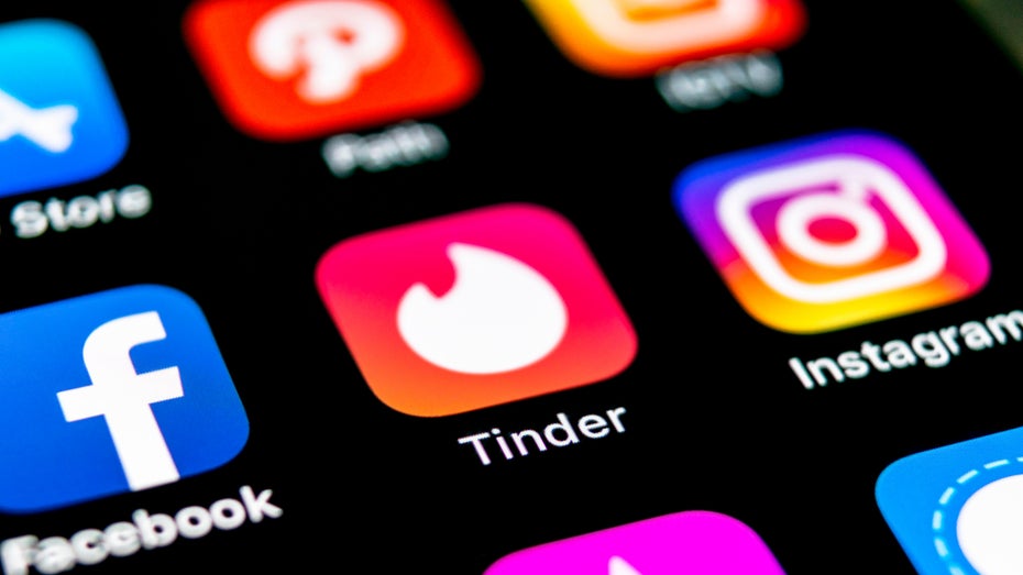 Manche Apps wurden durch den Kreml in Russland gesperrt, andere wie Tinder werden zweckentfremdet, um Informationen zu teilen. (Foto: BigTunaOnline / Shutterstock) Ukraine-Krieg: So werden Apps für Informationen oder Spenden zweckentfremdet