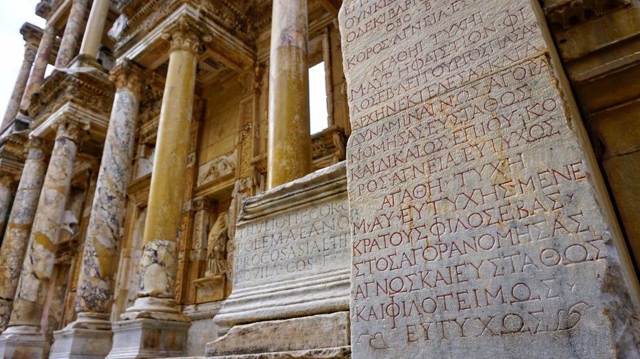 Wenn Tonscherbe auf KI trifft: „Ithaca“ hilft beim Entschlüsseln altgriechischer Texte