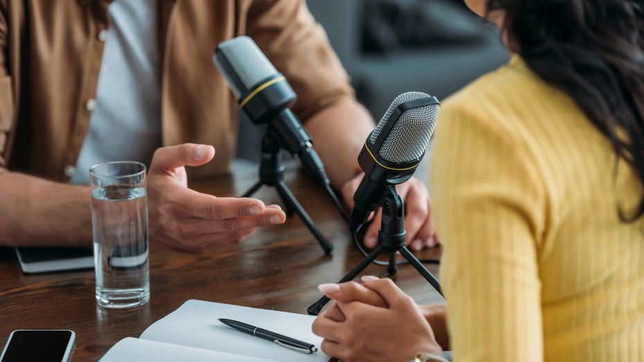 Podcaster:innen müssen bei ihren Folgen die werberechtlichen Reglungen für Hörfunkangebote beachten. (Foto: LightField Studios / Shutterstock) Mehr als die Hälfte aller Podcasts kennzeichnet Werbung nur unzureichend
